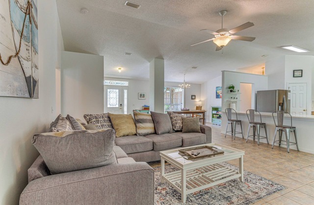 Pensacola Home w/Large Yard: 4 Mi to Beach