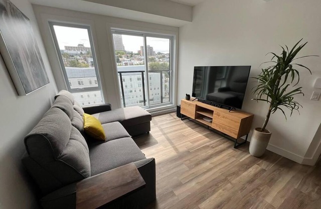 « Penthouse» 11th Floor + Roof Pool + Free Parking