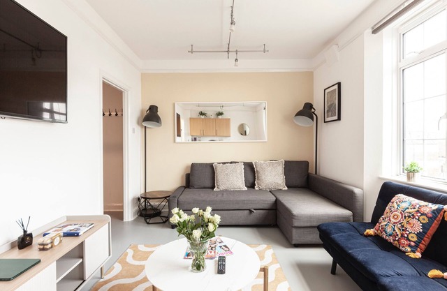 Penthouse * 3 Bed by Euston Elevator