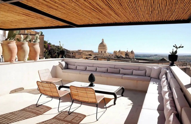Penthouse Lady Packard Noto - Spacious luxury home for six with stunning view