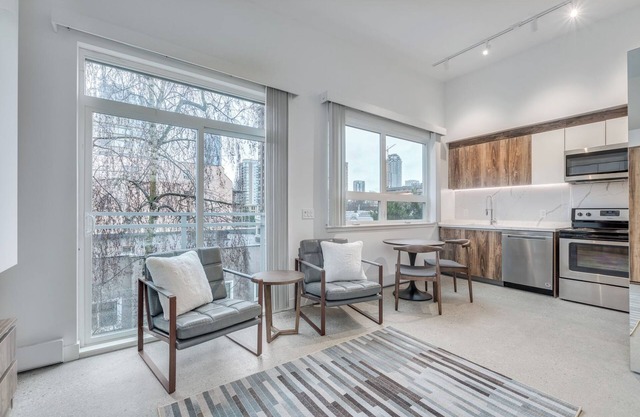 PENTHOUSE - Pet Friendly Studio@1170 Barclay