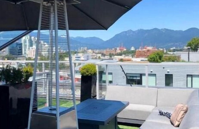 Penthouse: Private roof top & hot tub. King Bed