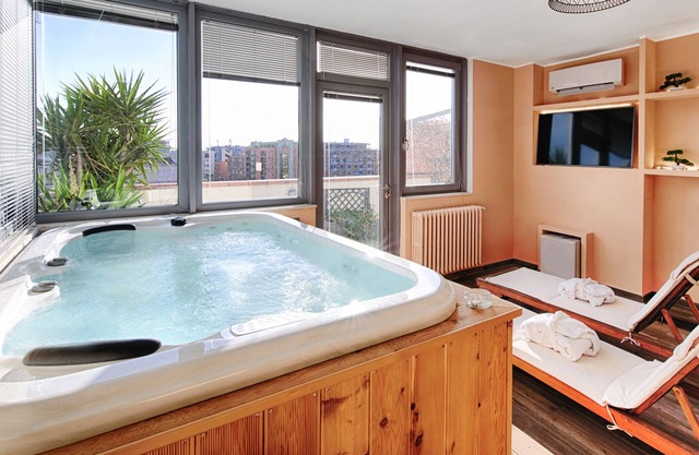 Penthouse Station The Residences (Apt with private Jacuzzi)