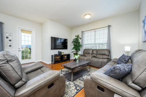 Penthouse Vacation Condo, Near The Parks - 2015