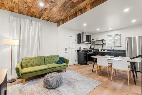 Perfect 2BR Near Universal Studios By Poshguest