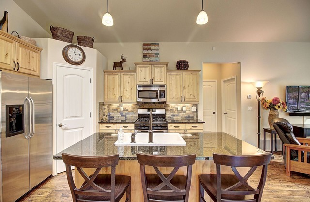 Perfect 3b/3b townhome in Meadowlake with summer hot tub and pool!