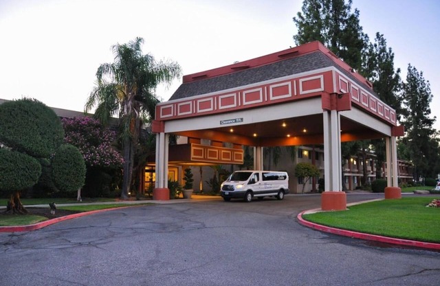 Perfect Airport Stop – 4 Relaxing Units w/Shuttle, Onsite Dining