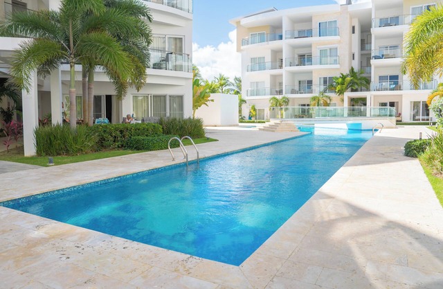 Perfect & Comfy Pool View Apartment with Beach Access, Balcony, Wi-Fi, AC & TV