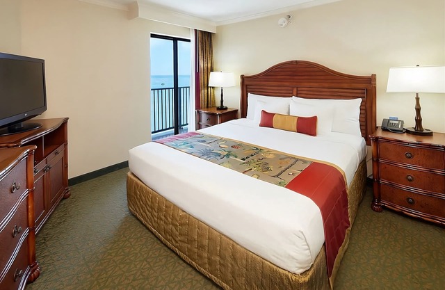 Perfect Event Location! 3 Awesome Units, Beachfront, Event Space, 3 Restaurants
