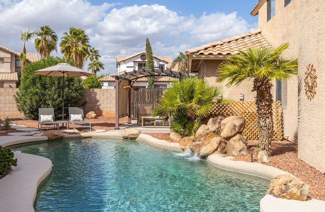 Perfect Family Haven: 5BR,Heated Pool + Golf Green