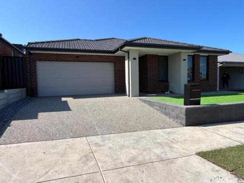 Perfect Family Home w Garage Near Parks & Donnybrook