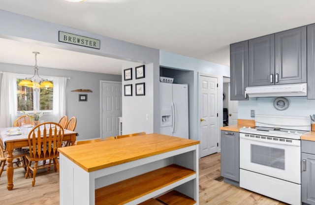 Perfect for Families! Pet-friendly Brewster home near beaches and trails