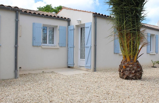 Perfect Getaway: Cozy 3BR Home near Town Center, Beaches, and Bike Paths