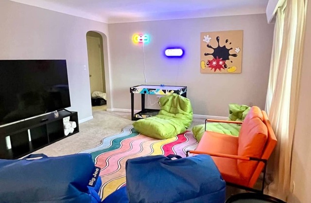 Perfect Fun House for Theme Parks & Family Fun!