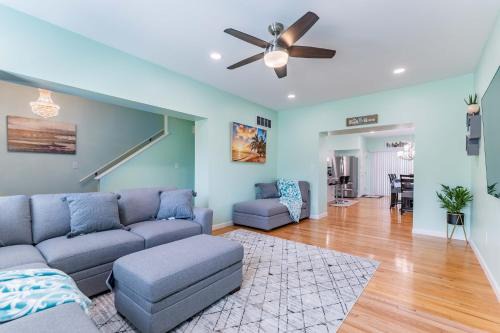 Perfect Getaway at CWE- Entire Home with Free Parking Near Fox, Universities and More!