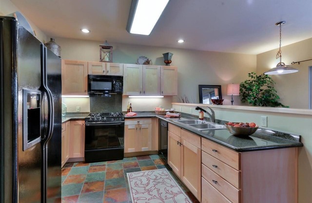 Perfect Location - Choose from 5 nearby ski areas!