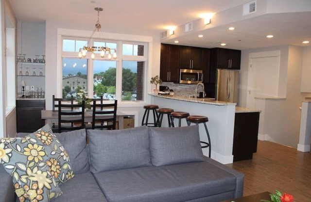 Perfect location! Right downtown! Walking distance to everything.