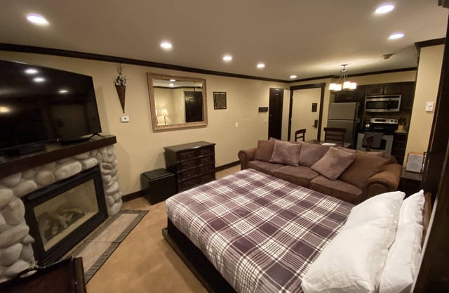 PERFECT LOCATION: Slope Side Park City Condo