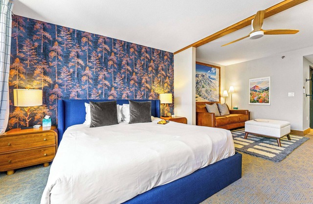Perfect Location, Hot Tub, Heated Pool, Steam Room/Gym!