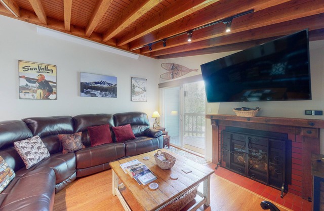 Perfect Mountain Gem Near Town & Slopes W/Free WiFi, Balcony & Shared Pool