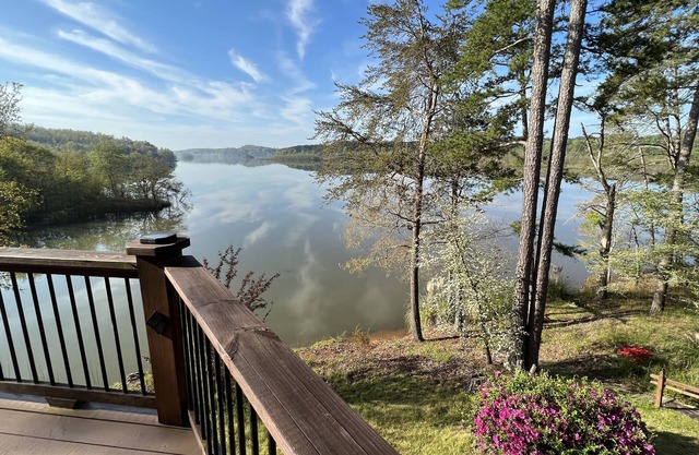 Perfect relaxing lake retreat for hosting a gathering. Quiet with no neighbors.