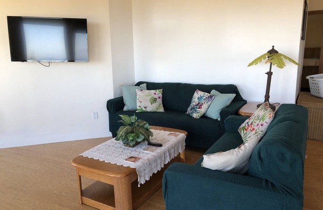 Perfect retreat with beautiful sunset! Secluded yet close to all what you need!