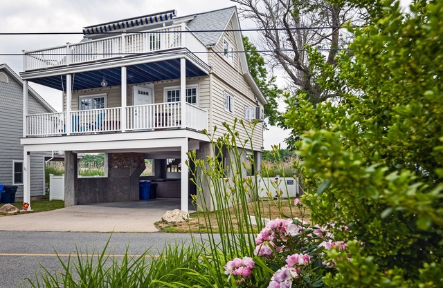 Perfect Water View Year-Round Cottage!