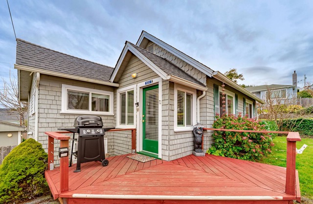 Perfectly Located Cottage w/ Yard, WiFi, Laundry - Walk to Beach & All of Town!