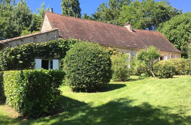 Perigord farmhouse with 3000m2 wooded park and secure private pool