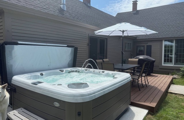 Pet/Family Friendly Historic Ambrose House w/Hot Tub Near Castle in The Clouds