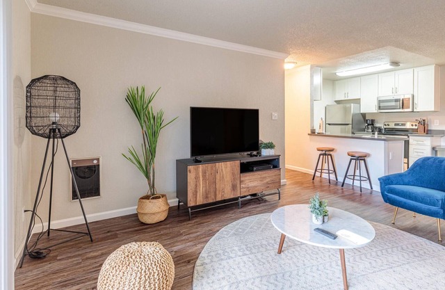 Pet-Friendly 1BR Apartment in Alameda + Parking