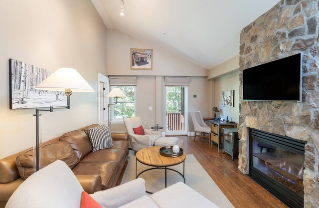 Pet-Friendly 3-Bedroom Luxury Retreat at the River Club