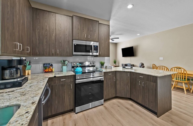 Pet-Friendly 3BR Home: Modern Comfort, Scenic Trails, Near Lake Texoma and Historic Main Street
