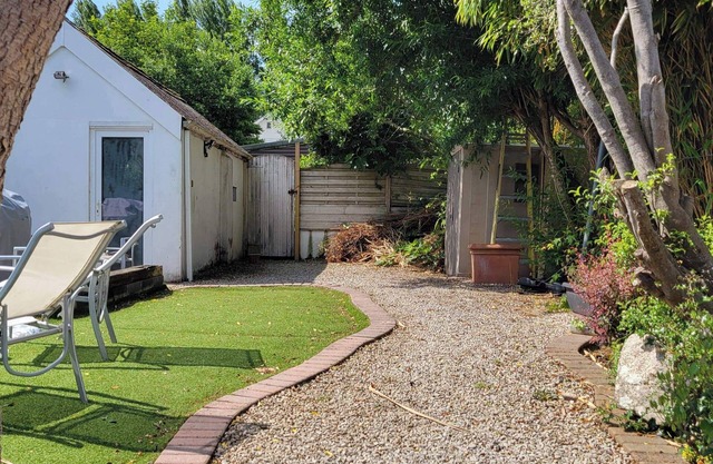 Pet Friendly - 4 Guests - 13 min to the Beach