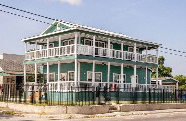 Pet-Friendly Alamodome Home /5 Minutes to RiverWalk; AT&T; Historic Pearl; Zoo