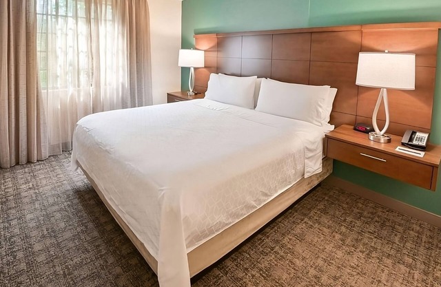 Pet-friendly and Modern 2BR Suite w/Kitchen! Outdoor Pool, FREE Breakfast!