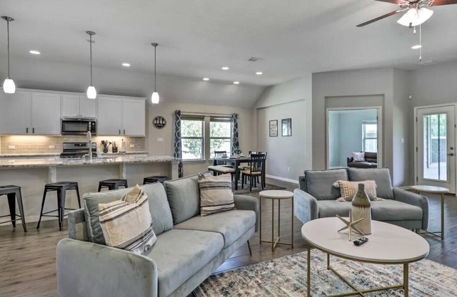Pet-friendly & Charming Pflugerville Home ~ 25 Mi to Austin!