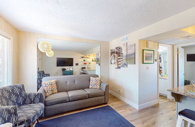 Pet-friendly condo w/WiFi, shared pools, hot tubs, tennis, pickleball, mini-golf