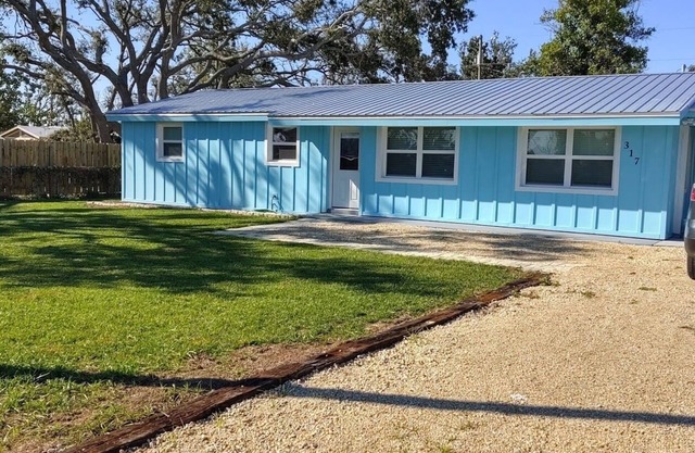 Pet Friendly Cottage-3 blocks from Beach New fenced yard.