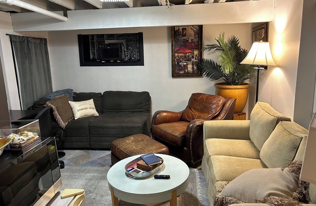 Pet Friendly-Cozy 1-bedroom apartment just 6 minutes drive to Morton Arboretum