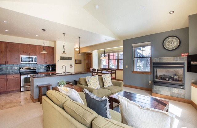 Pet Friendly(dogs only)! West Village two bedroom, free WiFi, sleeps 8.