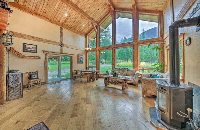 Pet-Friendly Eureka Getaway w/Mountain Views