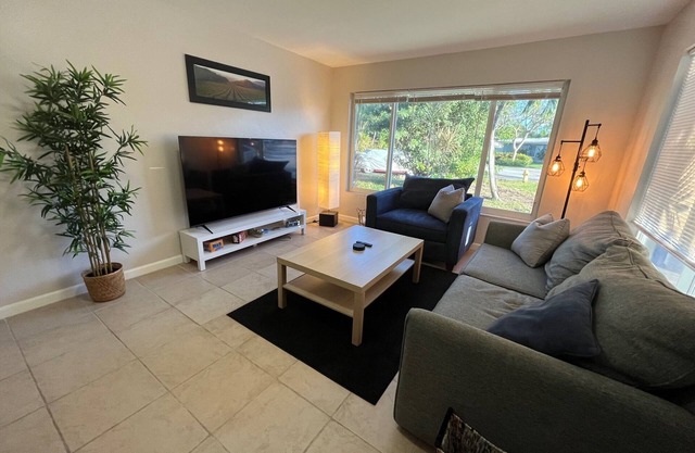 Pet Friendly, Fully Fenced! Relaxing escape in the heart of Lighthouse Point