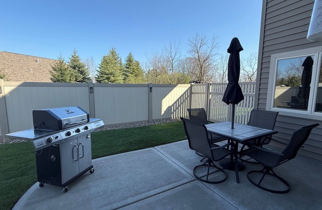 Pet Friendly Fully Furnished Modern 1-Bedroom Oasis with Private Outdoor Retreat