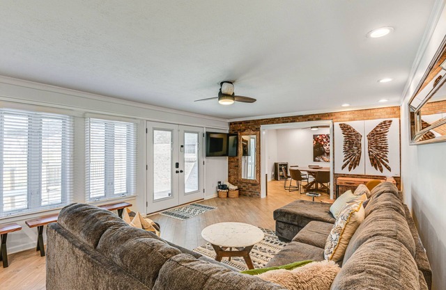 Pet-Friendly Getaway: 15 Mi to Downtown Nashville