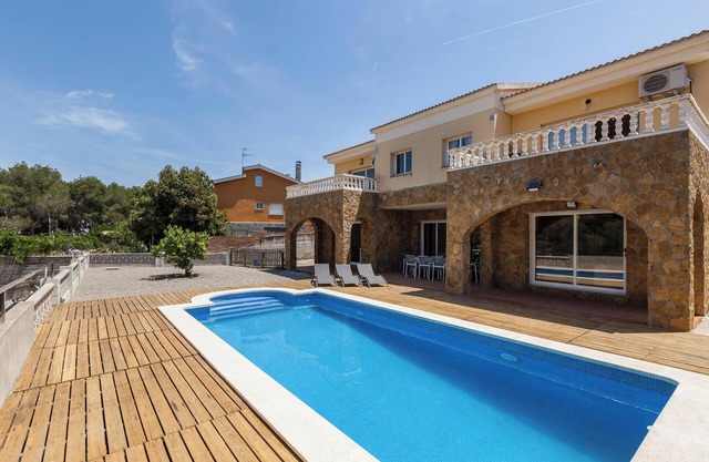 Pet-Friendly Holiday Home "Villallop" with Mountain View, Pool & Wi-Fi