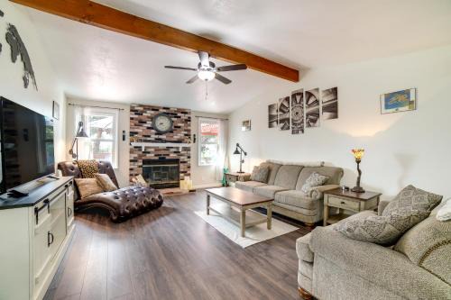 Pet-Friendly Home with Hot Tub! 6 Mi to Dtwn Reno
