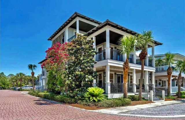 Pet-Friendly! Just a 2 night min stay! Charming Seacrest Beach corner-lot home!