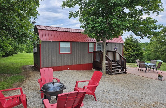 Pet friendly, King bed -2 miles from Highway 65