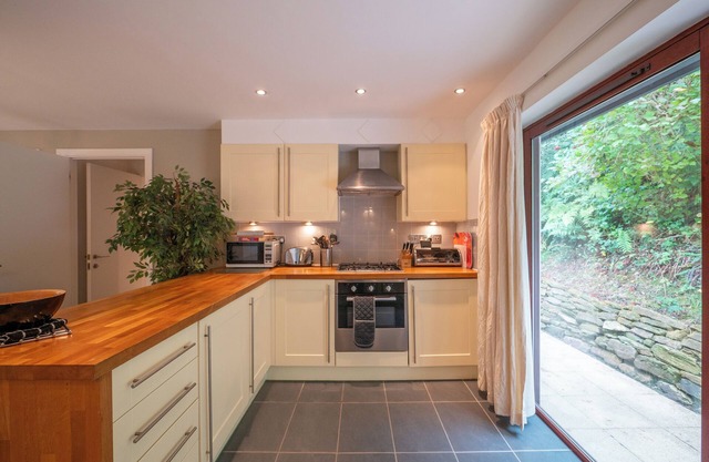 Pet Friendly Luxury 5* 3 Bedroom Cottage with Hot Tub